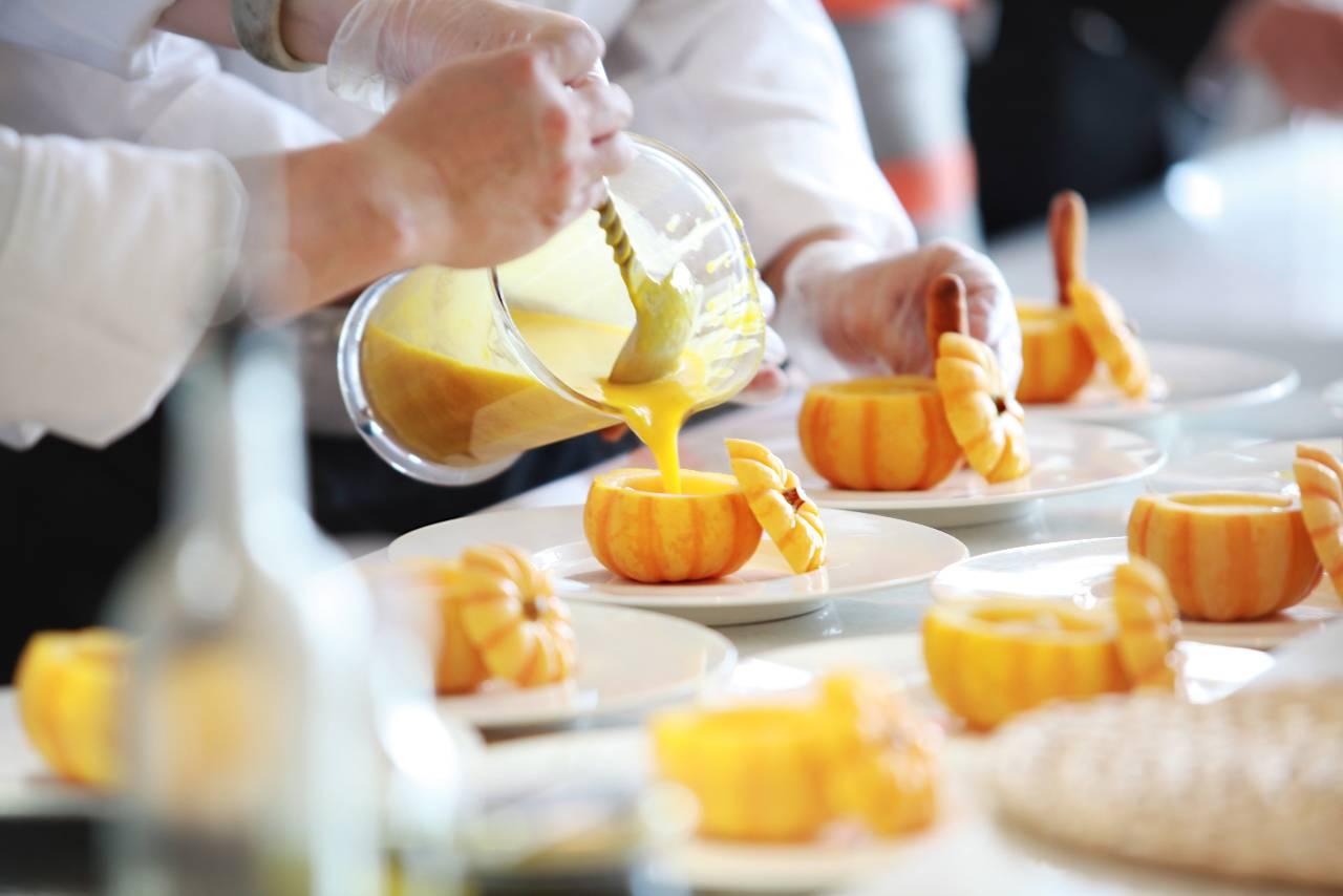 This article evaluates five Food Handler Course options, detailing their features, benefits, drawbacks, and suitability for restaurant compliance.