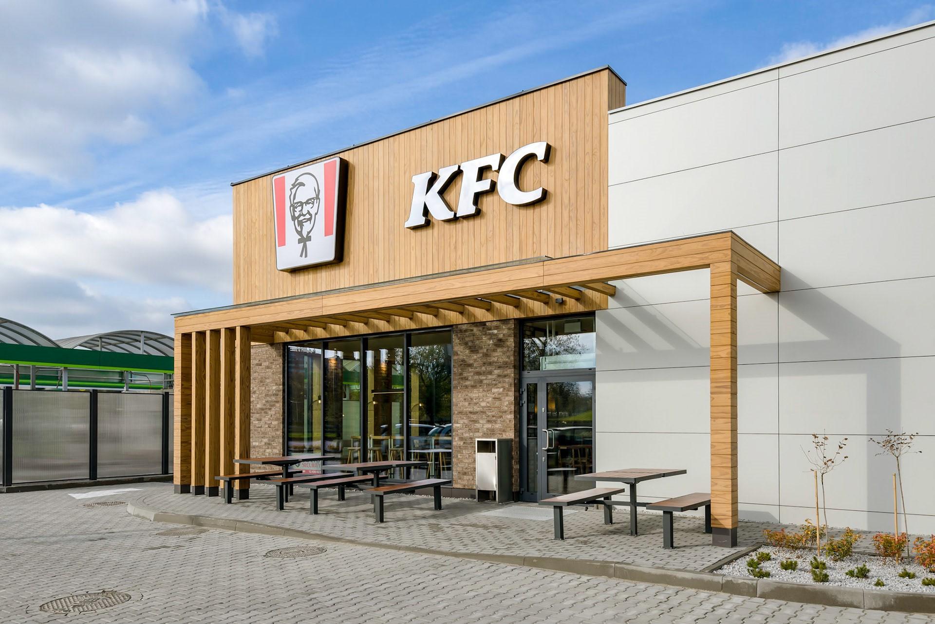 Explore the innovative menu offerings at KFC's new Saucy concept in Orlando, FL, featuring an array of chicken tenders and mouthwatering sauces. Discover the influence of sauces and beverages on modern restaurant trends.
