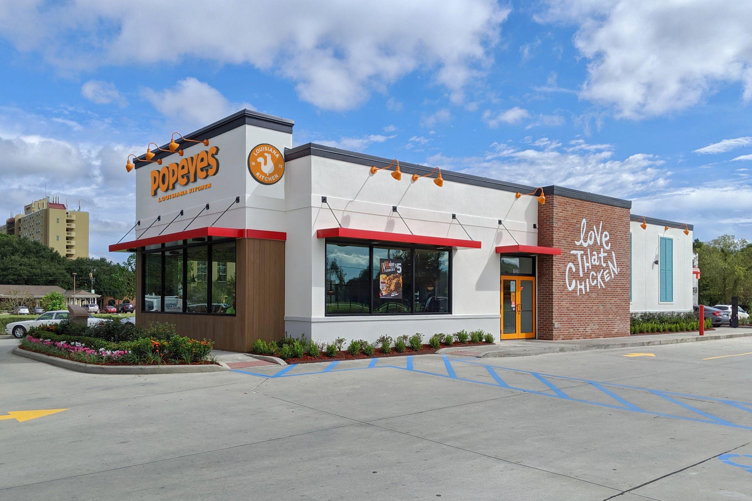 Discover the exciting collaboration between Popeyes and DoorDash for tailgating parties and football watching events. Explore the new Sweet 'N Smokey Chipotle sauce and the exclusive Tailgate Bundle offer.