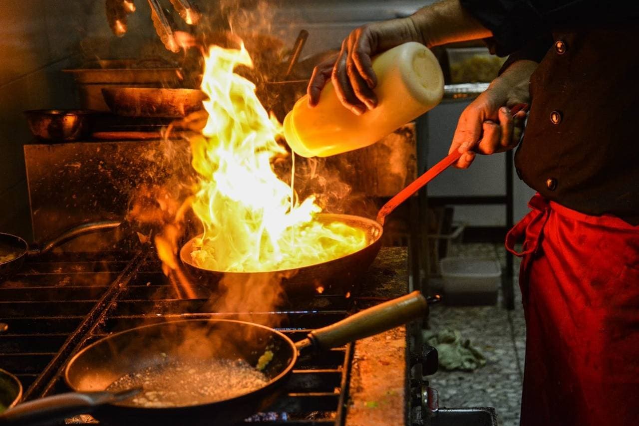 Store the hot foods above 140 F or above to make sure they stay fresh
